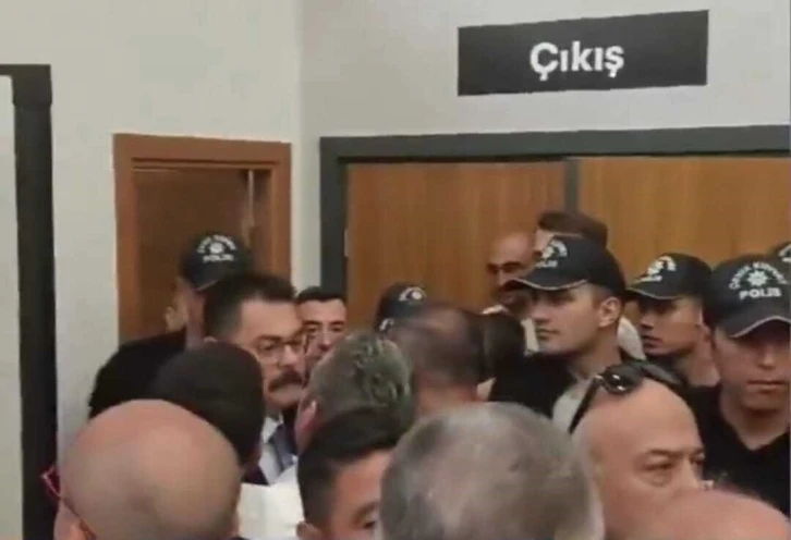 İzmir Büyükşehir Belediyesi memurlarının TİS eyleminde gerginlik