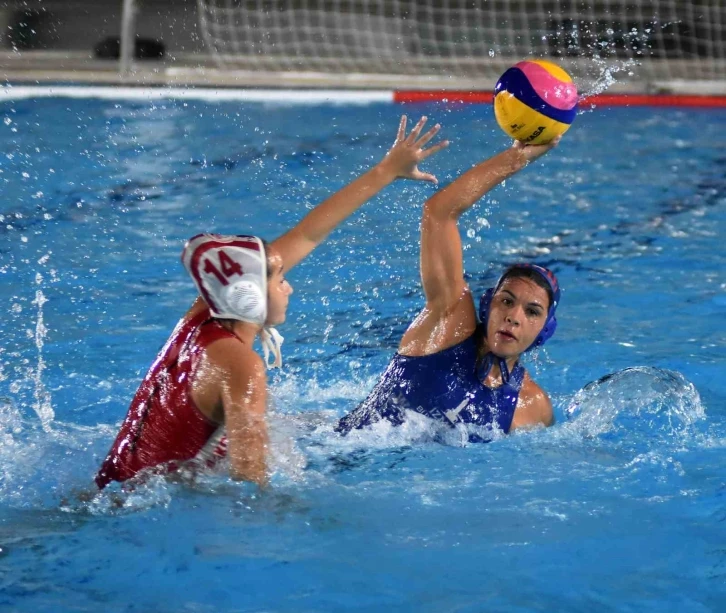 İzmir B&uuml;y&uuml;kşehir Belediyesi Su Topu Kadın Takımı, LEN Challenger Cup i&ccedil;in havuza giriyor
