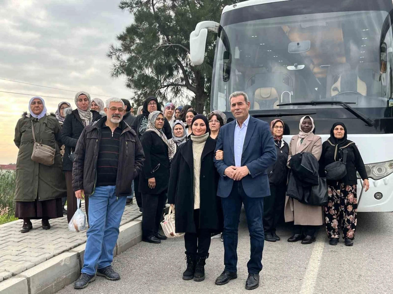 İzmir B&uuml;y&uuml;kşehir&rsquo;den Bayındırlı kadınlara festival s&uuml;rprizi: 150 kadın festivale taşındı
