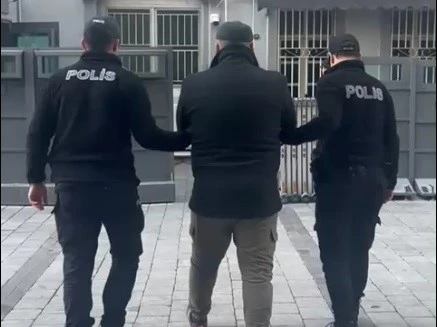 İzmir&rsquo;de 12 yıl hapis cezasıyla aranan şahıs yakalandı
