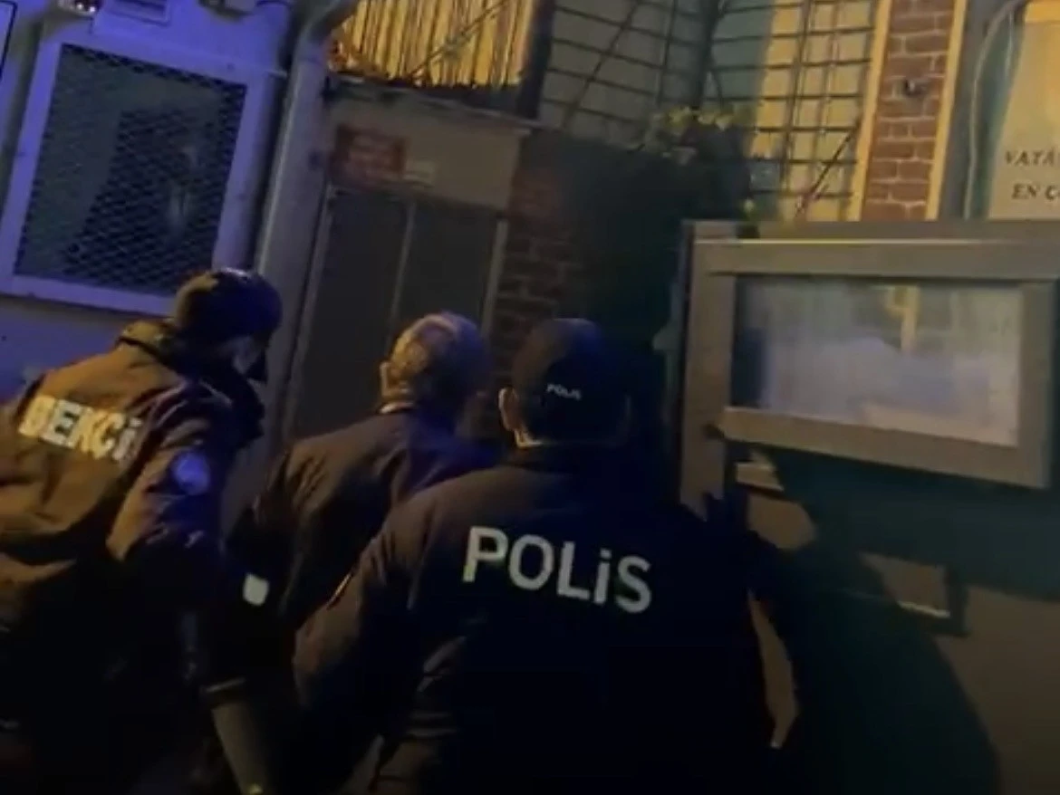 İzmir&rsquo;de 12 yıl hapis cezasıyla aranan şahıs yakalandı
