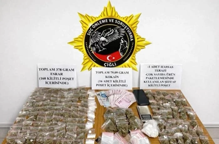 İzmir&rsquo;de 16 yaşındaki &ccedil;ocuk torbacı, su&ccedil;&uuml;st&uuml; yakalandı
