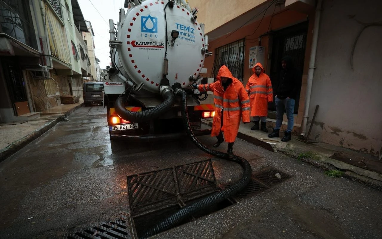 İzmir&rsquo;de 187 su baskını ihbarına m&uuml;dahale edildi
