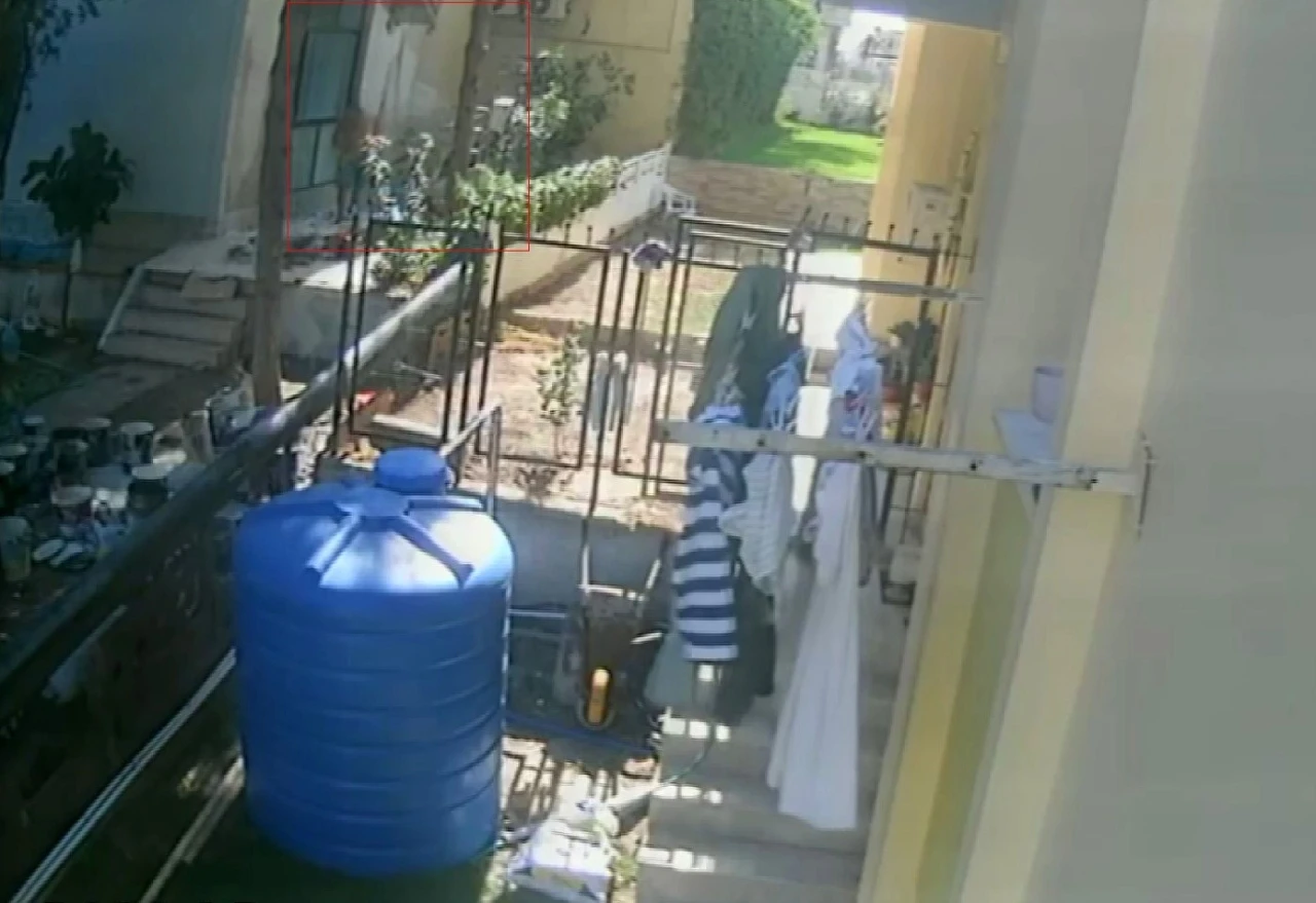 İzmir&rsquo;de 3 kardeşin yaralandığı iskele kazası kameraya yansıdı
