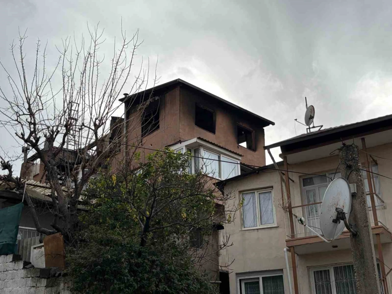 İzmir&rsquo;de 3 katlı binanın &ccedil;atı katında yangın
