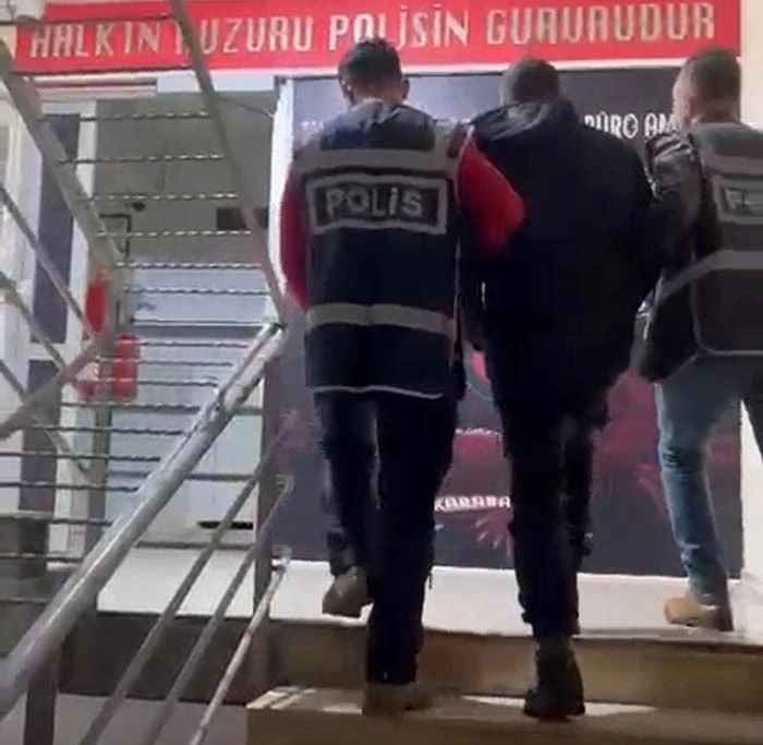 İzmir&rsquo;de 31 yıl hapisle aranan h&uuml;k&uuml;ml&uuml; hurda aracın bagajında yakalandı
