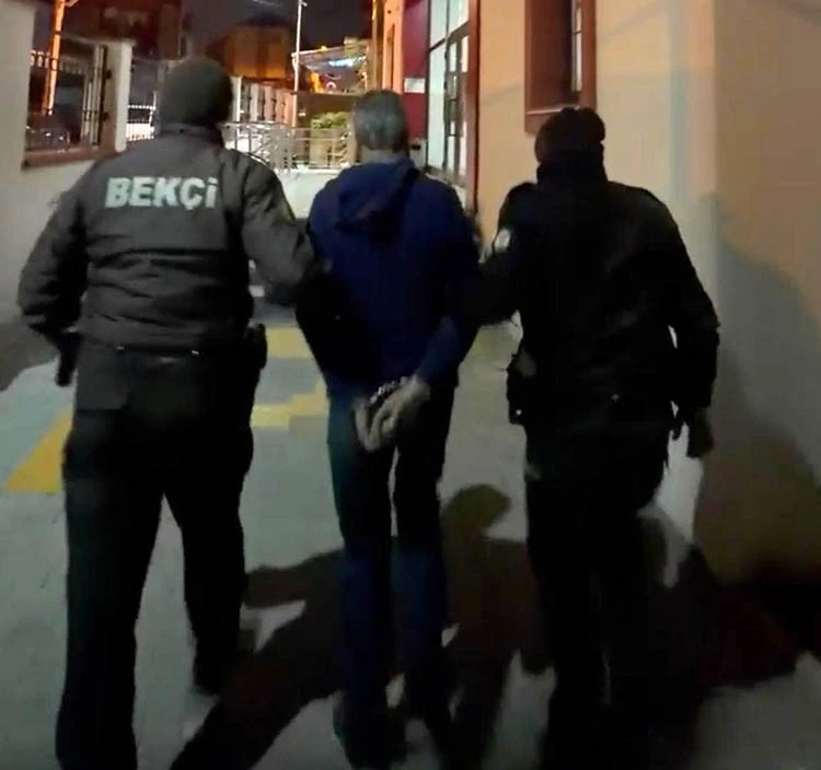 İzmir&rsquo;de 33 dosyadan aranan h&uuml;k&uuml;ml&uuml; yakalandı
