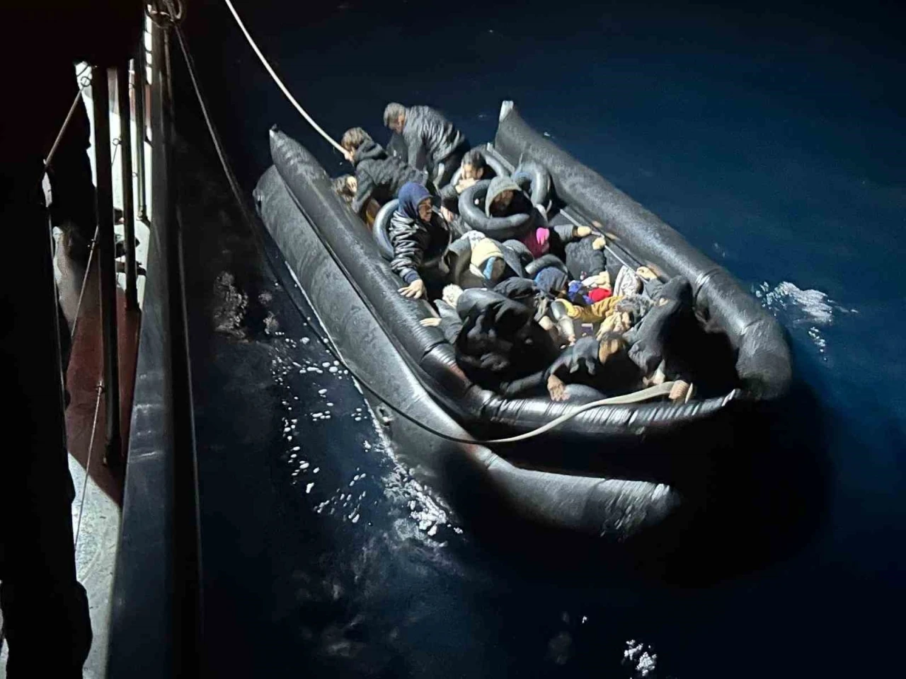 İzmir&rsquo;de 33 g&ouml;&ccedil;men kurtarıldı, 17 g&ouml;&ccedil;men yakalandı
