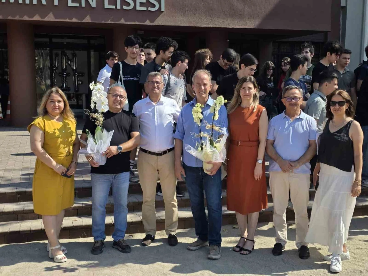 İzmir&rsquo;de 34 yıllık &ouml;ğretmene duygusal veda
