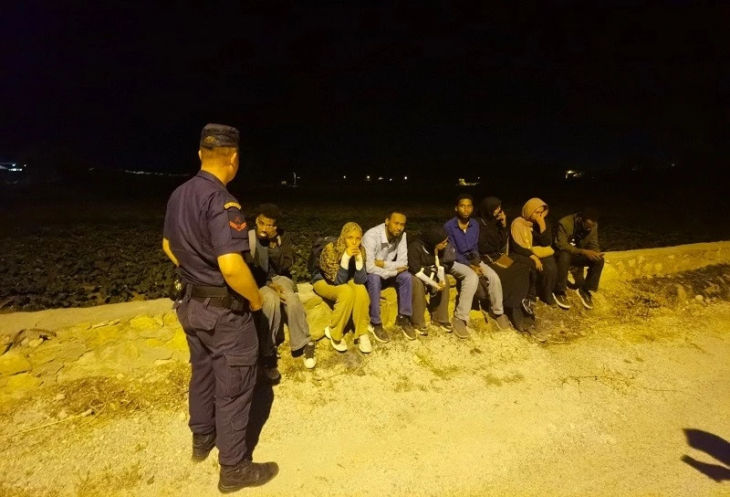 İzmir&rsquo;de 36 d&uuml;zensiz g&ouml;&ccedil;men yakalandı
