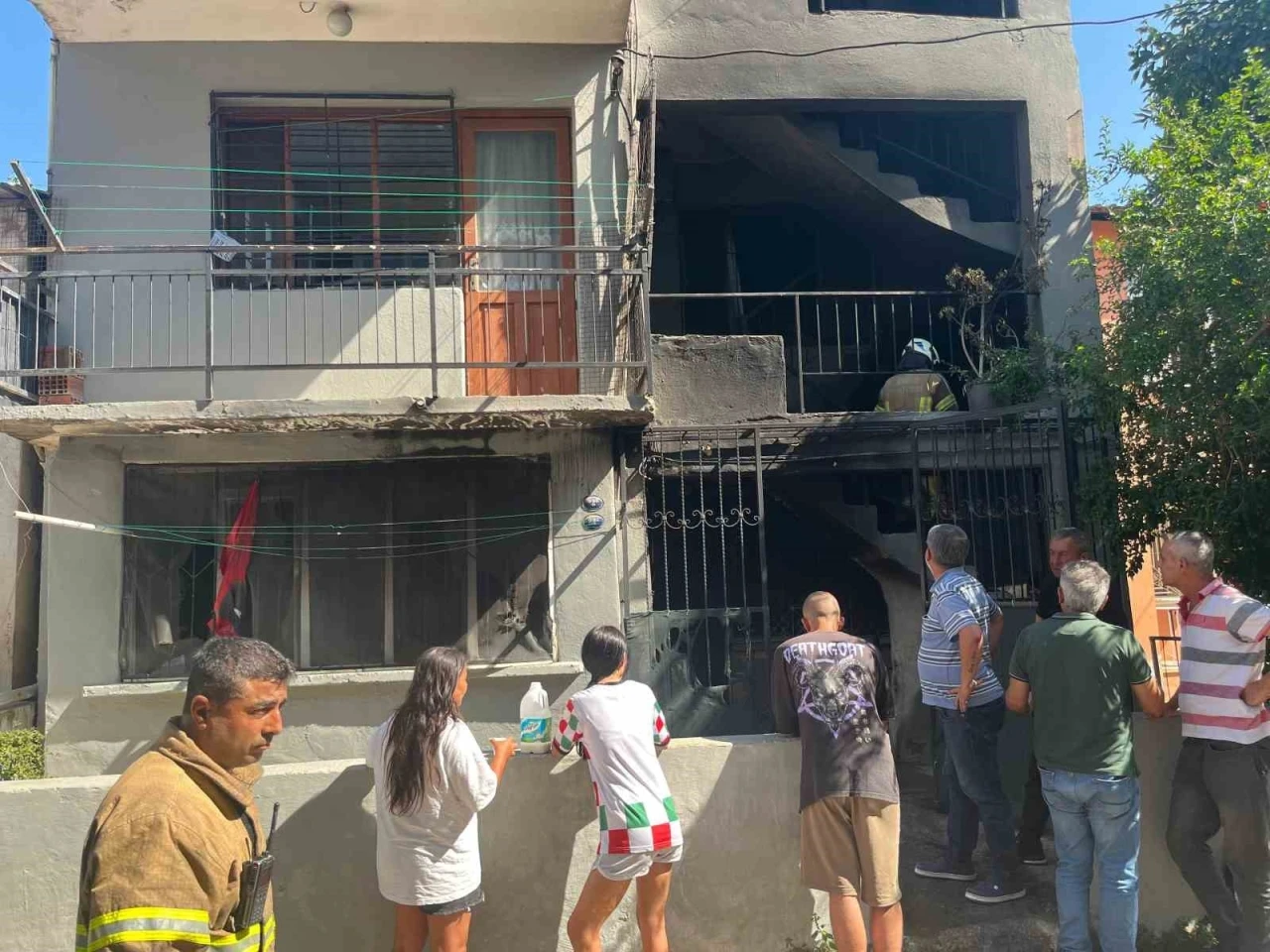İzmir’de 4 katlı binanın zemin katında yangın çıktı
