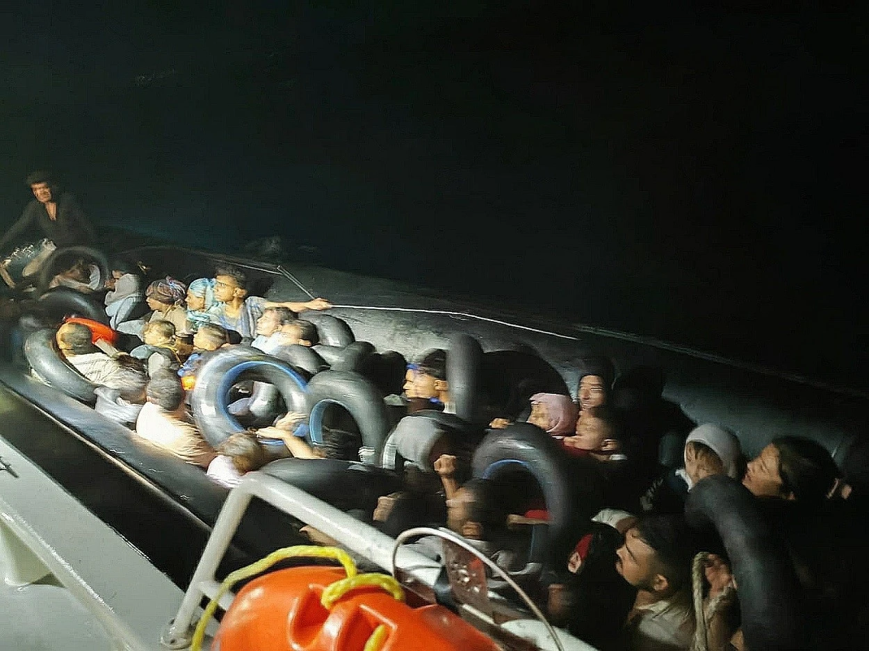 İzmir’de 43 kaçak göçmen yakalandı, sürüklenen lastik bottaki 19 göçmen de kurtarıldı
