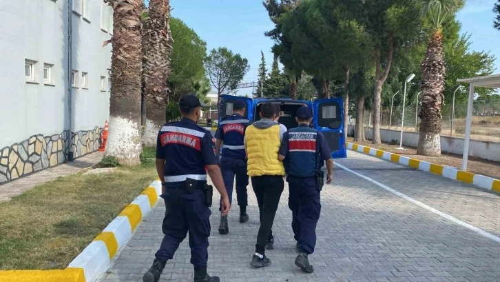 İzmir&rsquo;de 464 d&uuml;zensiz g&ouml;&ccedil;men yakalandı, 12 organizat&ouml;r tutuklandı
