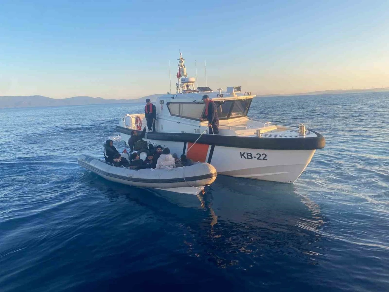 İzmir’de 47 göçmen karaya çıkartıldı, 2 göçmen kaçakçısı yakalandı
