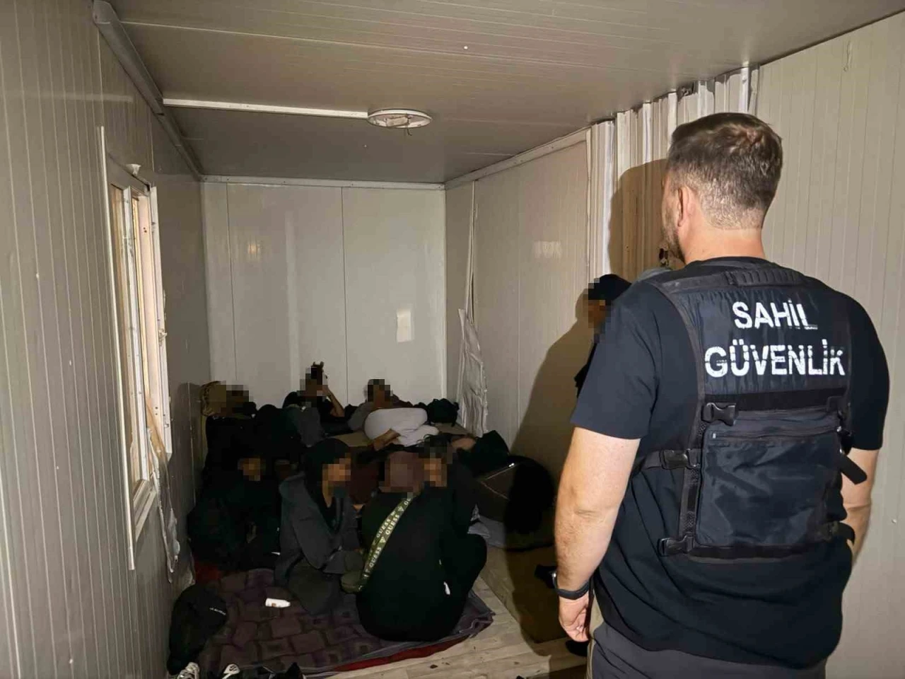 İzmir&rsquo;de 54 d&uuml;zensiz g&ouml;&ccedil;men yakalandı
