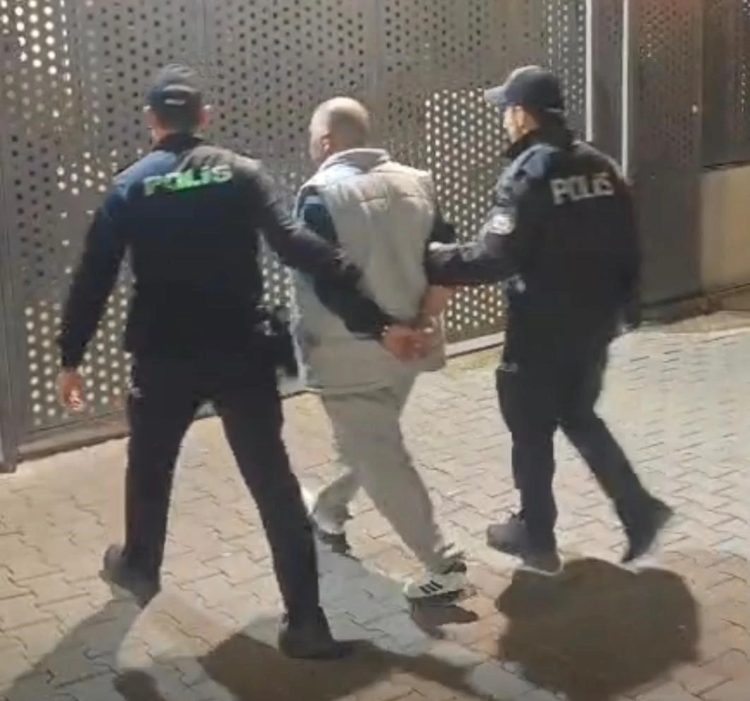 İzmir’de aranan firari şahıs polisten kaçamadı
