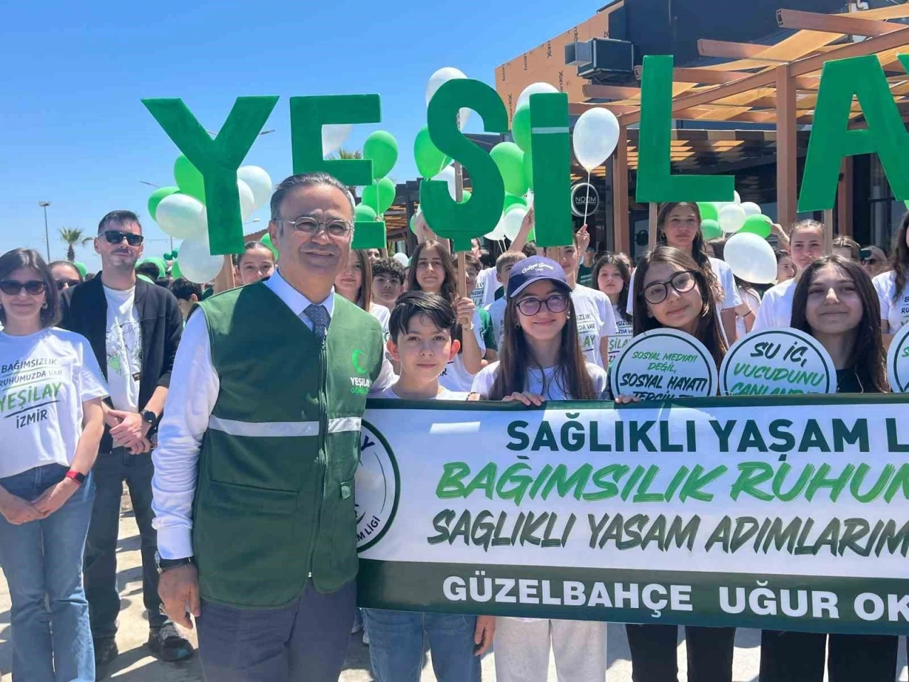 İzmir&rsquo;de bağımlılığa karşı &ccedil;ocuklar ve velilerden &lsquo;Sağlıklı Yaşam&rsquo; y&uuml;r&uuml;y&uuml;ş&uuml;
