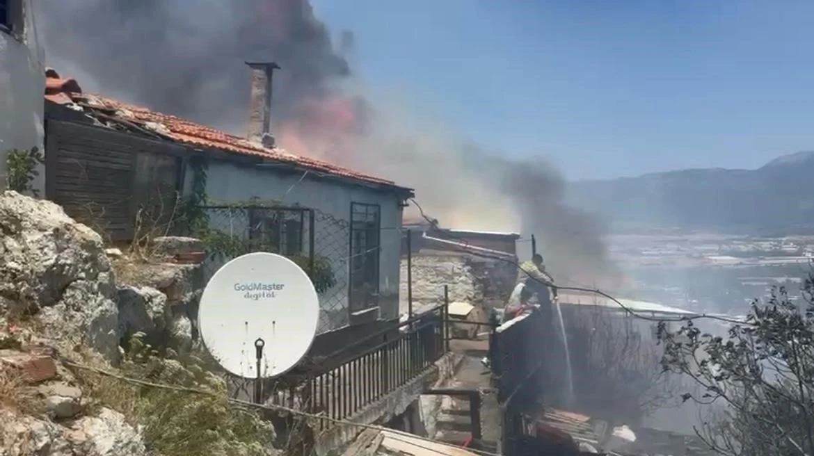 İzmir’de bahçede çıkan yangın eve ve depoya sıçradı
