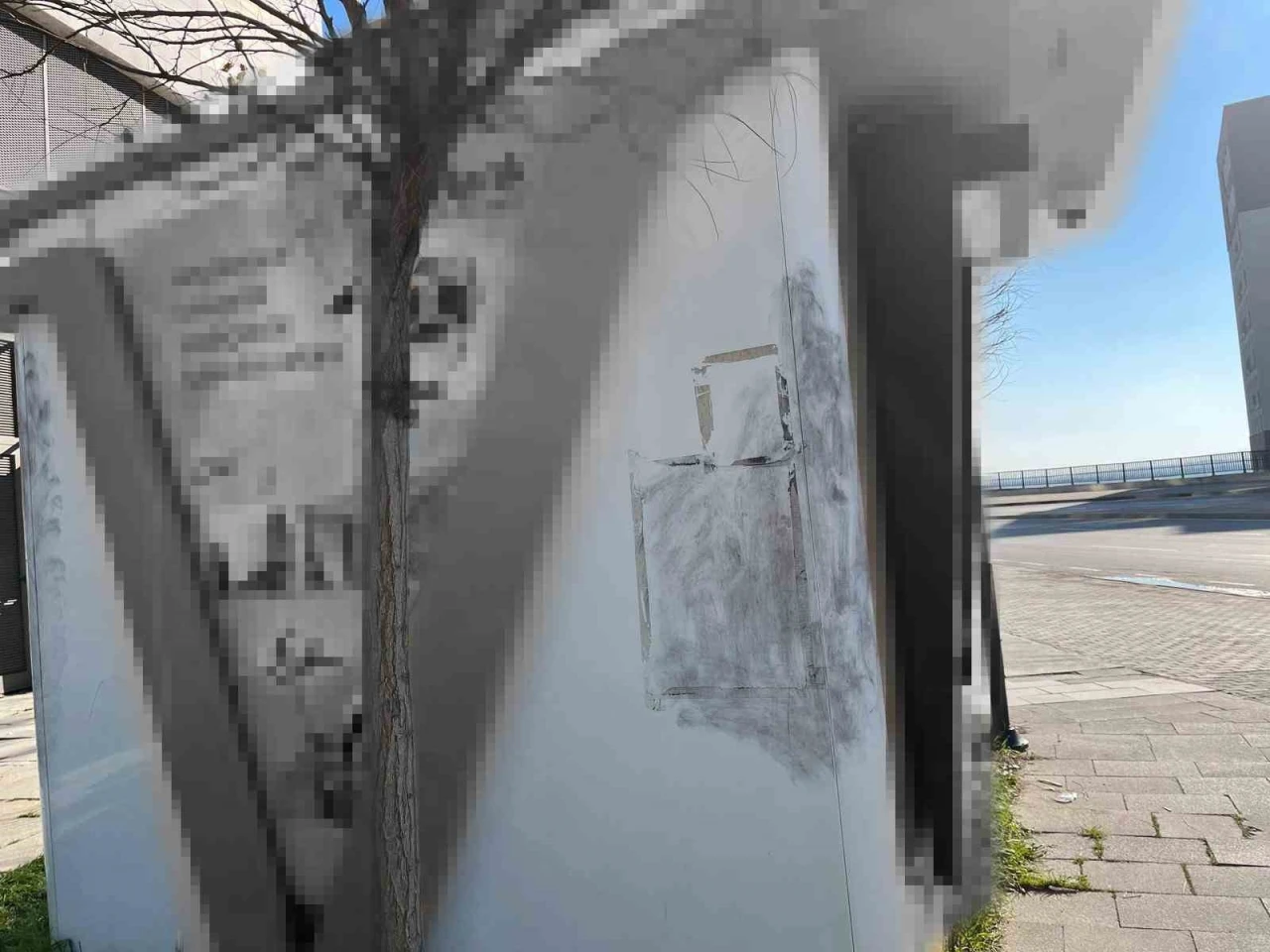 İzmir&rsquo;de banka aracından y&uuml;kl&uuml; miktarda vurgun
