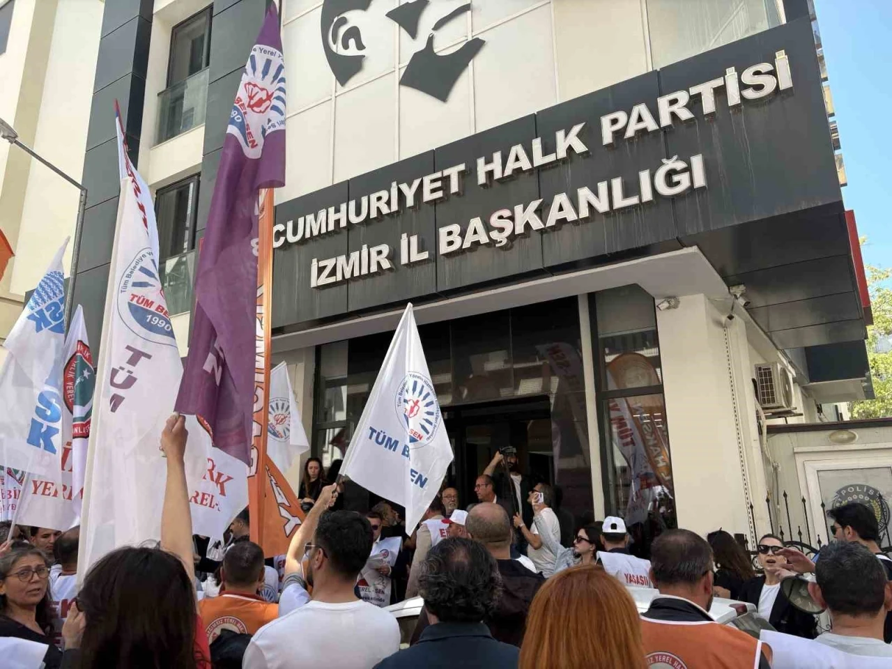 İzmir&rsquo;de belediye memurları CHP&rsquo;nin kapısına dayandı