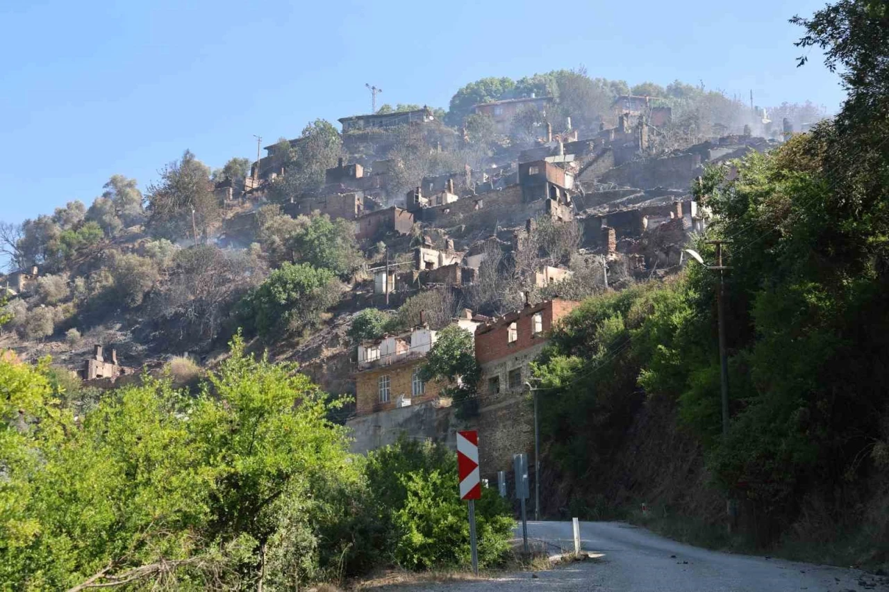 İzmir’de boşaltılan Tosunlar Mahallesi yangında harabeye döndü
