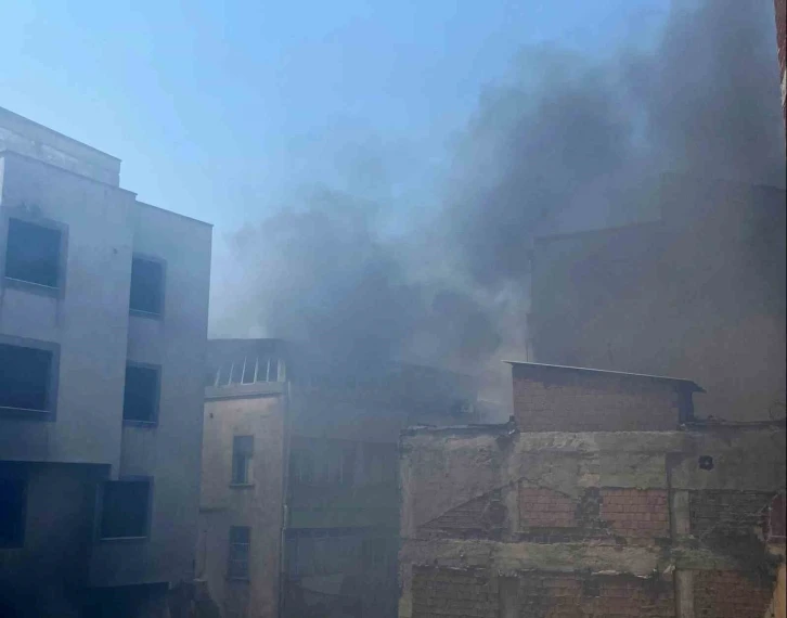 İzmir’de çanta imalathanesinde korkutan yangın
