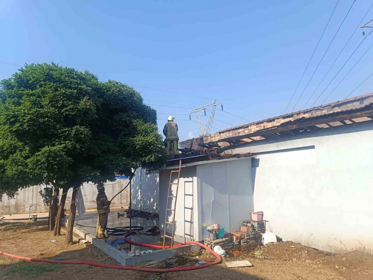 İzmir’de çiftlik yangını: 1 yaşındaki bebek ağır yaralandı
