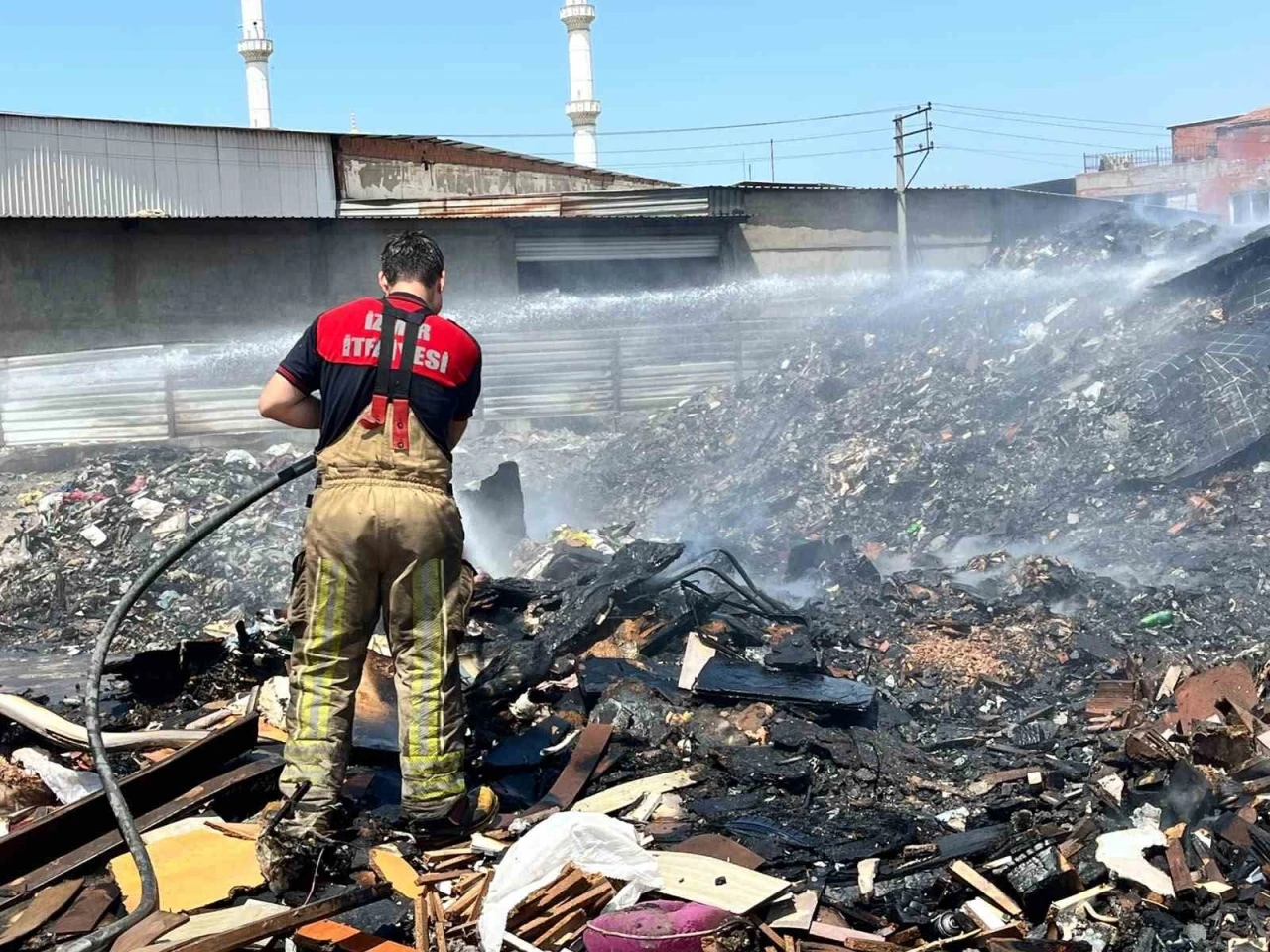İzmir&rsquo;de &ccedil;&ouml;pl&uuml;ğe d&ouml;n&uuml;şt&uuml;r&uuml;len boş arazi yine alevlere teslim
