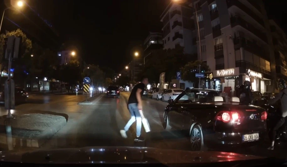 İzmir’de ’döner bıçaklı’ trafik kavgası kamerada
