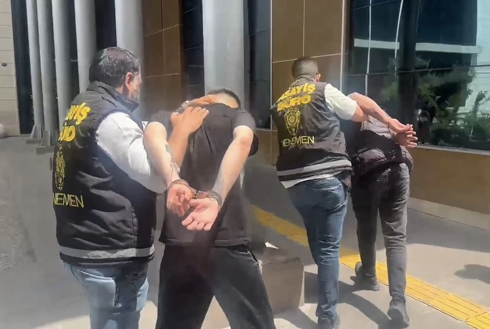 İzmir’de dron ile uyuşturucu sevkiyatına suçüstü
