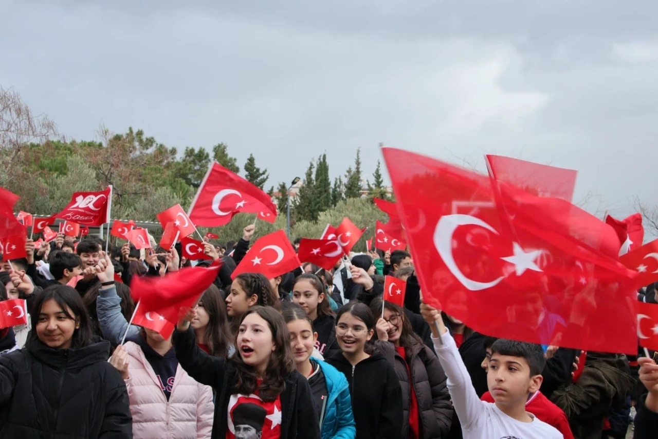 İzmir&rsquo;de eğitimde ikinci d&ouml;nem &rsquo;kırmızı-beyaz&rsquo; başladı
