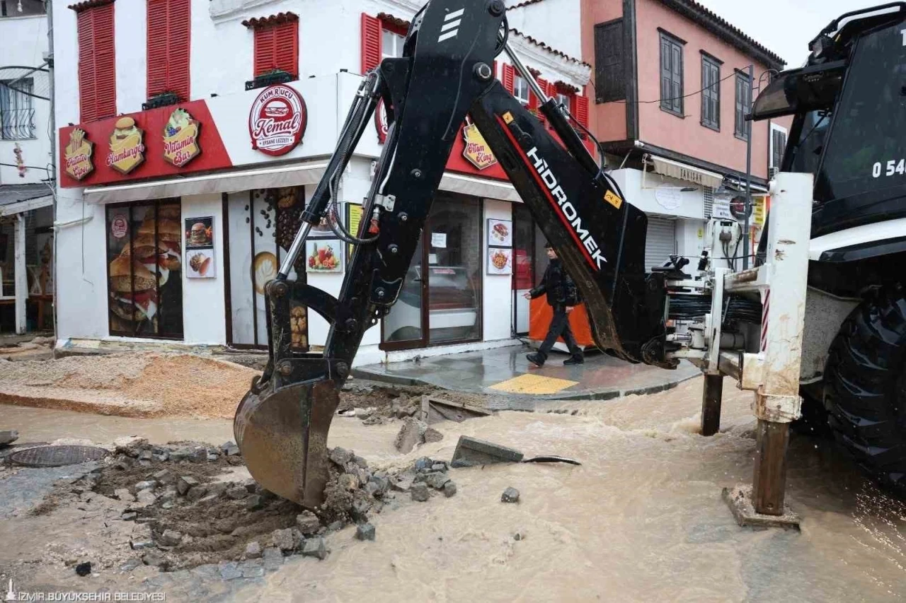 İzmir&rsquo;de ekipler 24 saat g&ouml;revde
