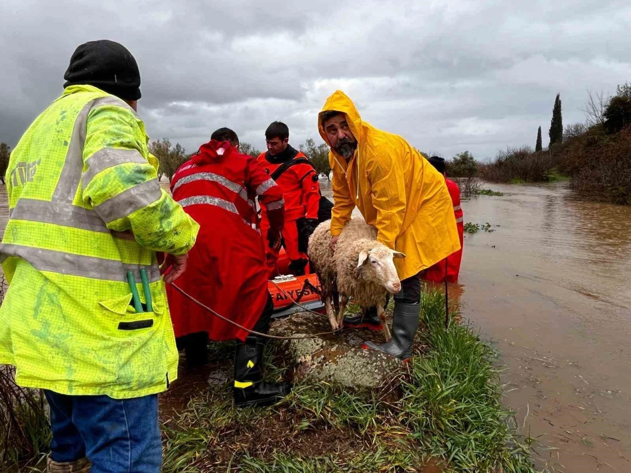 İzmir&rsquo;de ekiplerin yağış seferberliği s&uuml;r&uuml;yor
