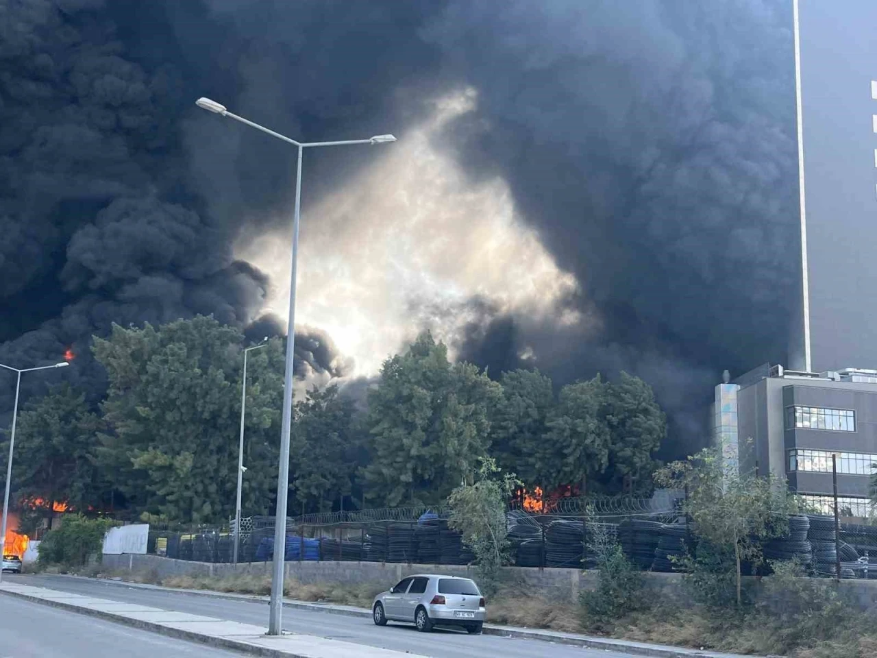 İzmir’de fabrika yangını: Müdahele sürüyor
