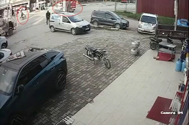 İzmir&rsquo;de feci kaza kamerada: Lise &ouml;ğrencisi gen&ccedil; yaşam m&uuml;cadelesi veriyor
