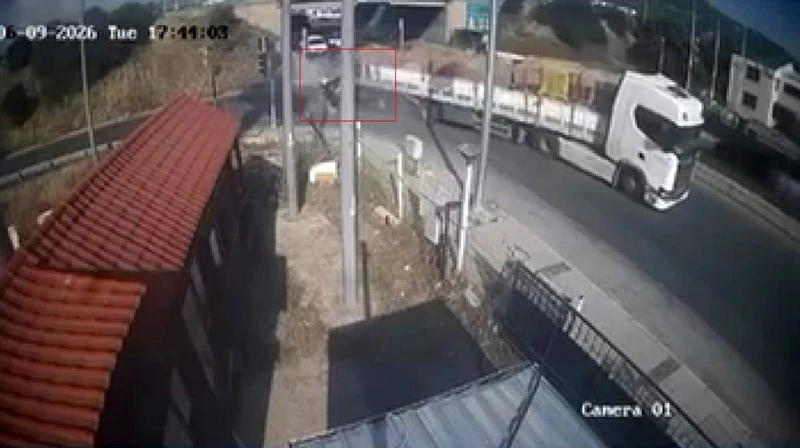 İzmir&rsquo;de feci kaza: Tıra adeta ok gibi saplandı
