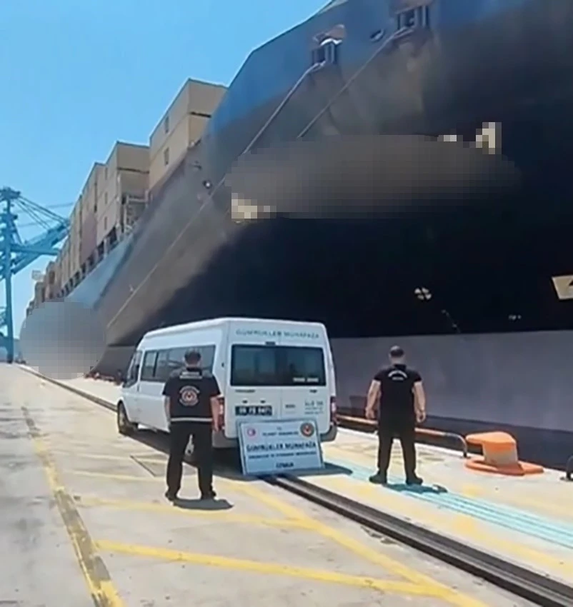 İzmir&rsquo;de gemide yaklaşık 200 ton ka&ccedil;ak akaryakıt ele ge&ccedil;irildi
