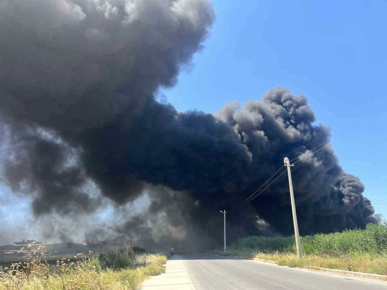 İzmir&rsquo;de geri d&ouml;n&uuml;ş&uuml;m fabrikasında korkutan yangın
