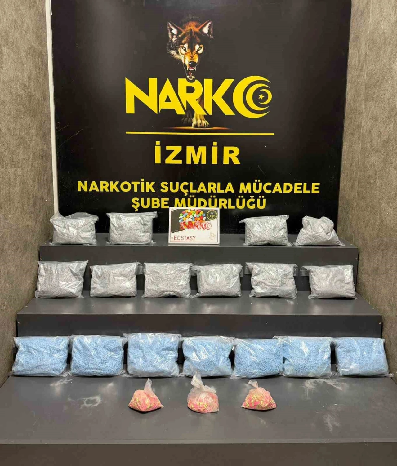 İzmir&rsquo;de iki ayrı uyuşturucu operasyonunda 3 tutuklama
