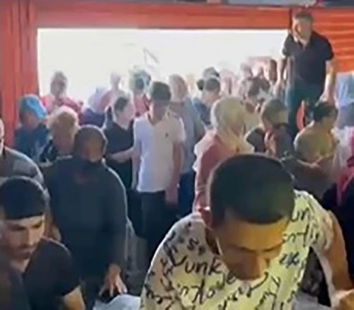 İzmir’de indirimli ürün izdihamı
