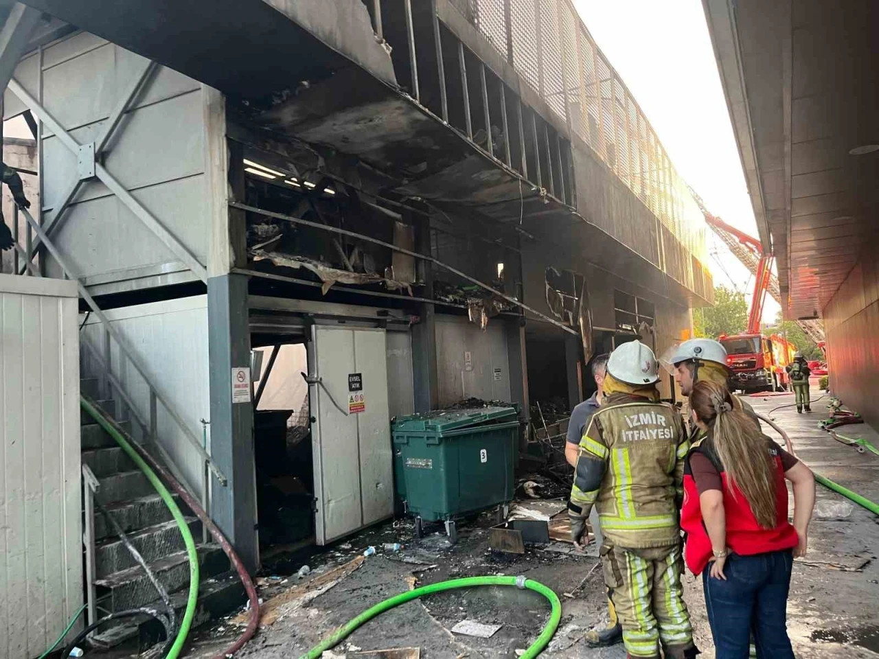 İzmir’de inşaat deposundaki yangın kontrol altına alındı
