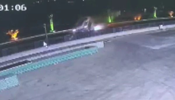 İzmir&rsquo;de iş&ccedil;i servisleri ile otomobilin karıştığı kaza kamerada: 6 yaralı
