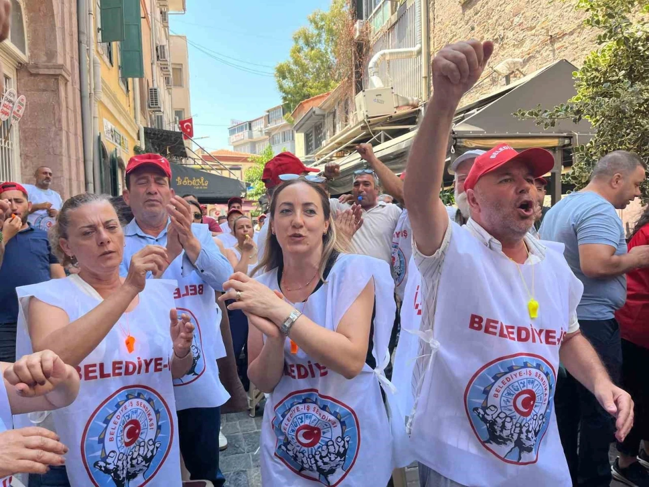 İzmir’de işten atılan işçilerin eylemi 4. gününde: &quot;İşimizi geri istiyoruz!&quot;