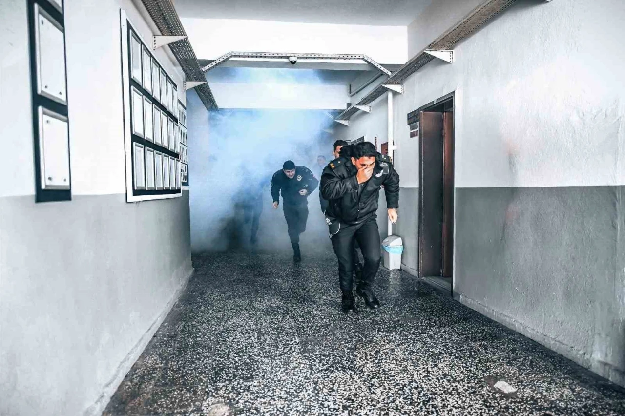 İzmir&rsquo;de, itfaiyeden polis okulunda yangın tatbikatı

