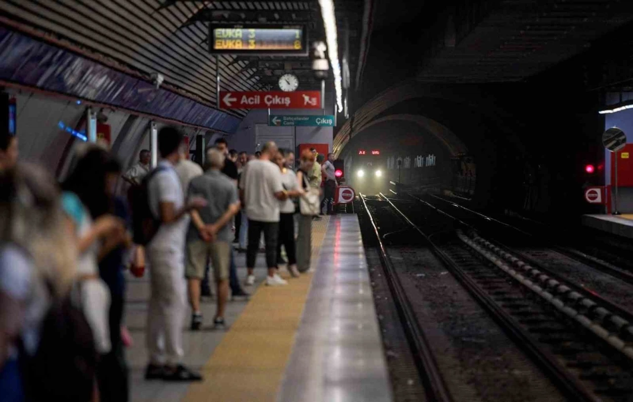 İzmir&rsquo;de kablo hırsızlığı girişimi metro seferlerini aksattı
