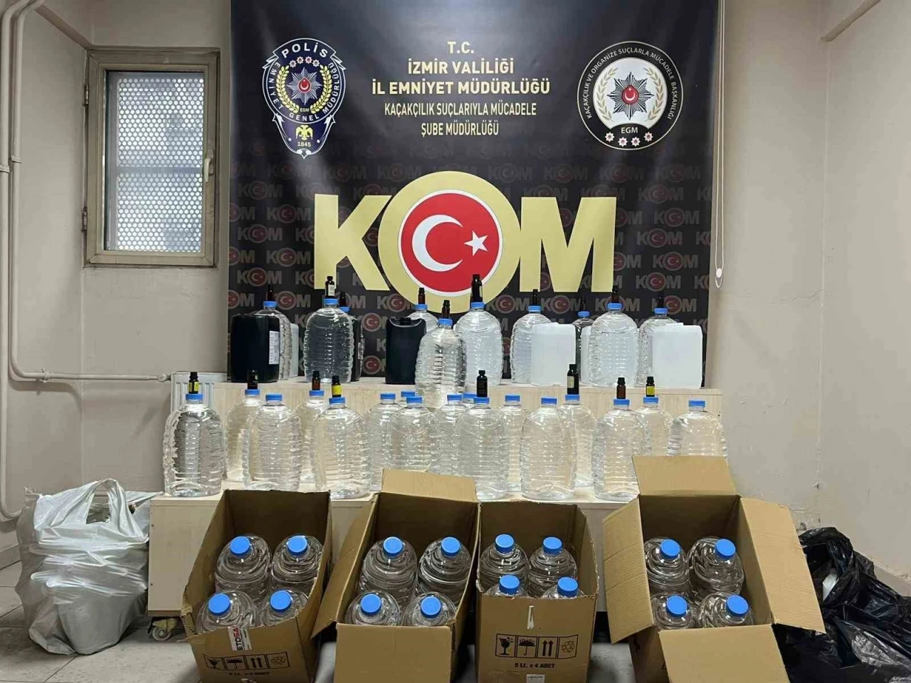 İzmir&rsquo;de ka&ccedil;ak i&ccedil;ki operasyonlarında 5 kişi tutuklandı
