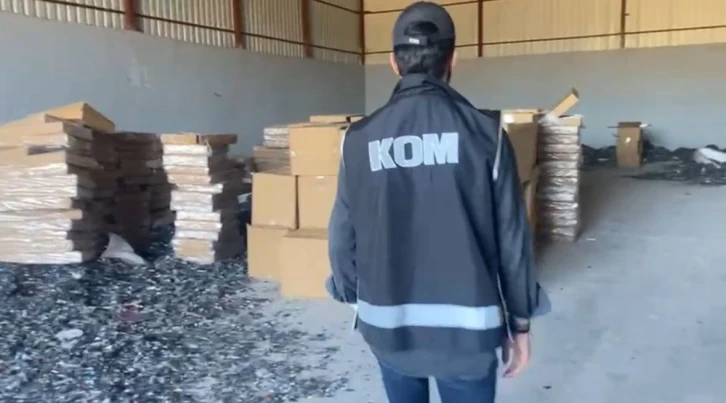 İzmir&rsquo;de ka&ccedil;ak&ccedil;ılara baskın: 2 milyonu aşkın makaron ele ge&ccedil;irildi
