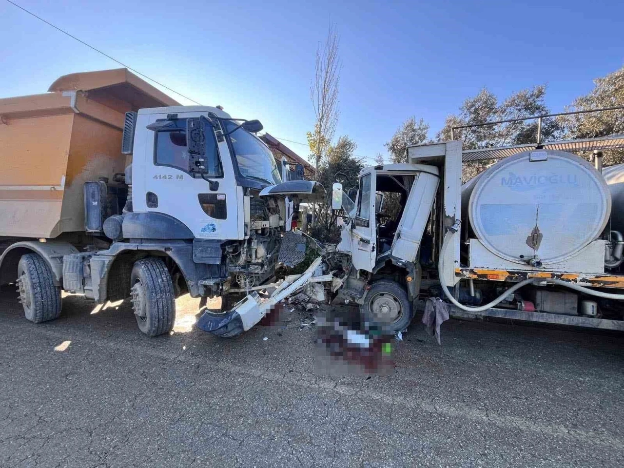 İzmir&rsquo;de kamyon ile kamyonet &ccedil;arpıştı: 1 yaralı
