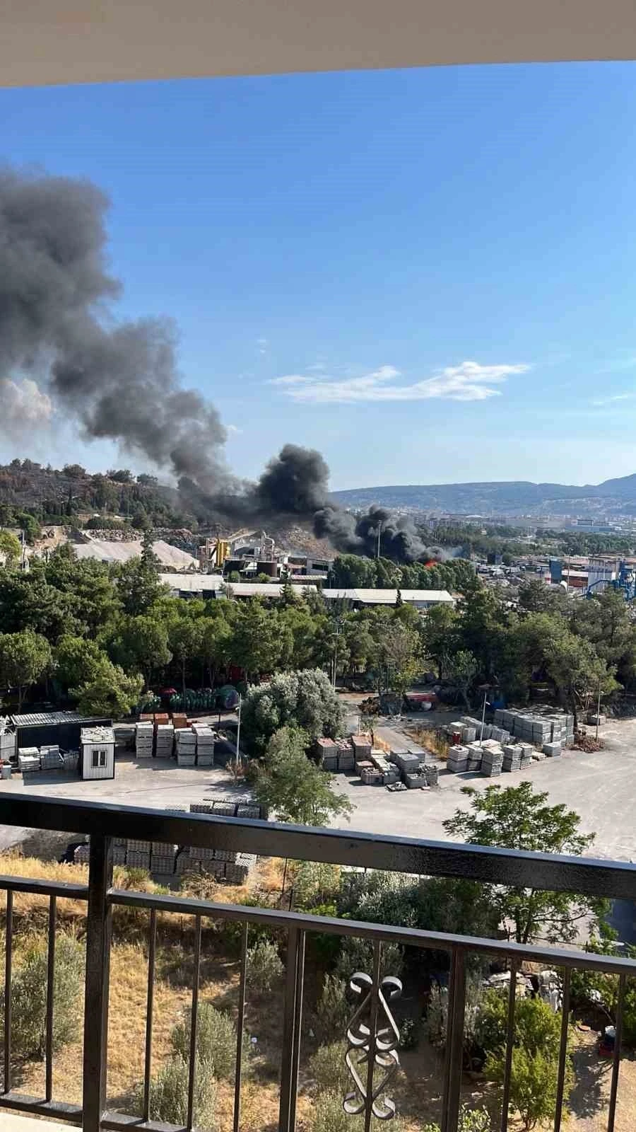İzmir’de katı atık merkezinde yangın paniği
