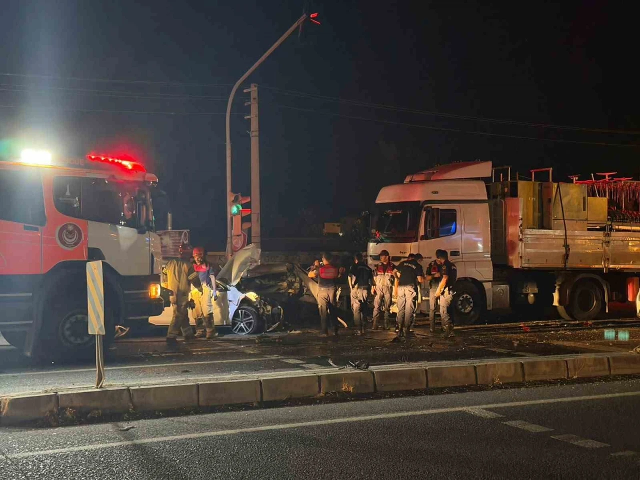 İzmir&rsquo;de kırmızı ışıkta bekleyen ara&ccedil;lara tır &ccedil;arptı: 1&rsquo;i ağır 5 yaralı
